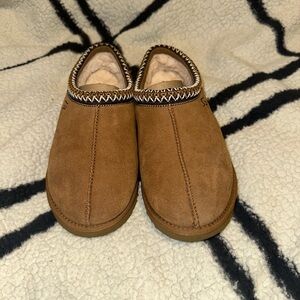Ugg Taz women’s size 9 tan Suede Slippers